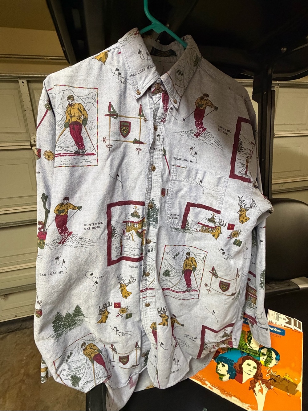 Vintage Men's Ski Print Button-Up Shirt - White with Red & Green Accents